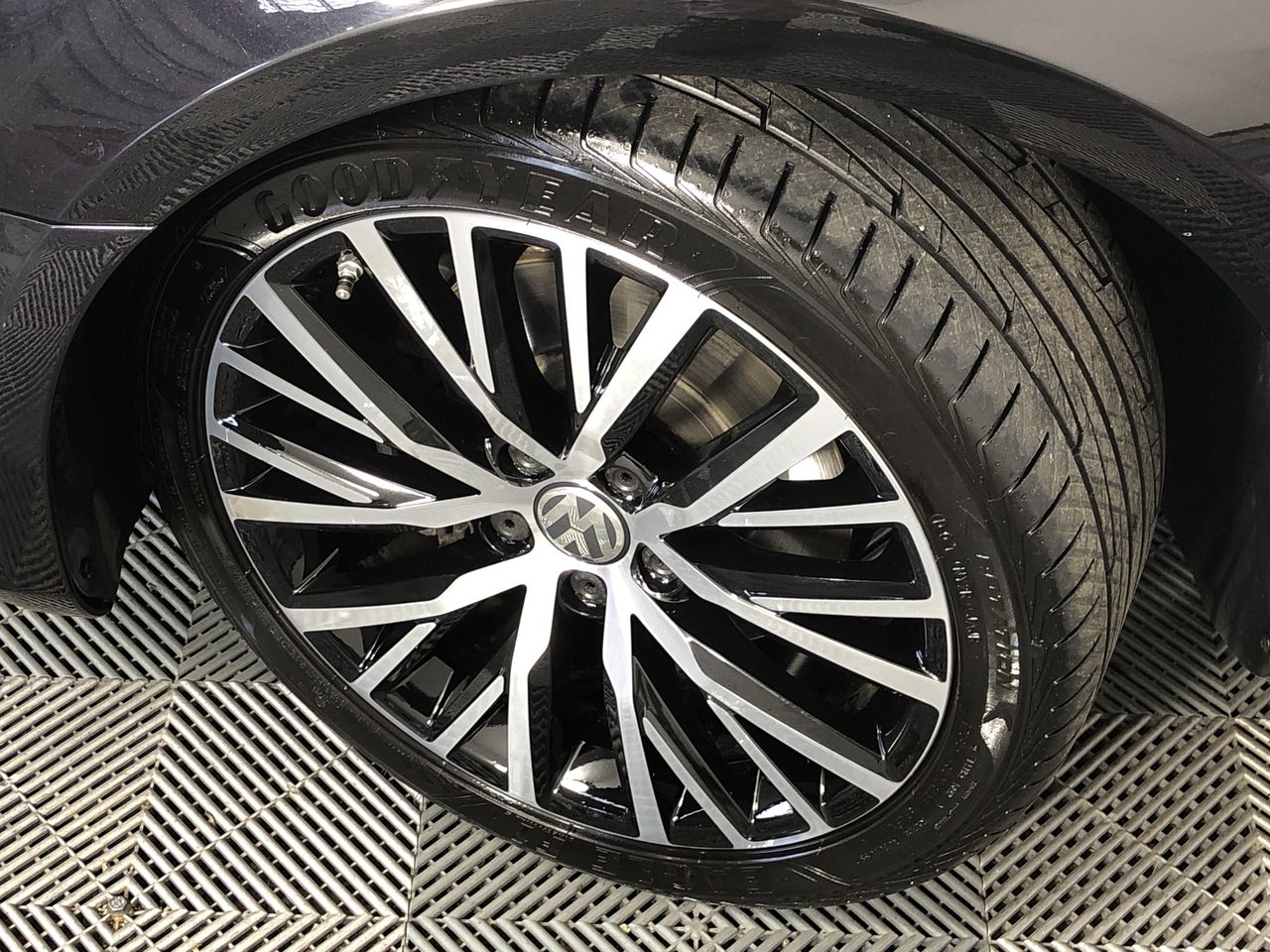 3.40ct Round Treated Black Dia. & 0.17ct 10 Stones Round White Dia. SI1-SI2