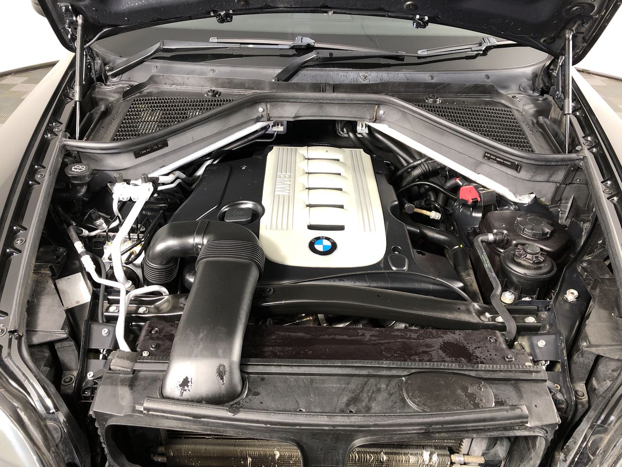 7-8mm White Pearls & Gold Plated Rhinestone Stretch Bracelet.