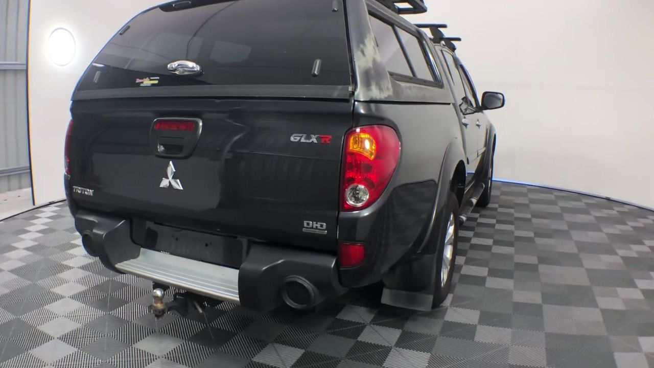 SHARK Steam & Scrub Mop, White. NB: minor use.