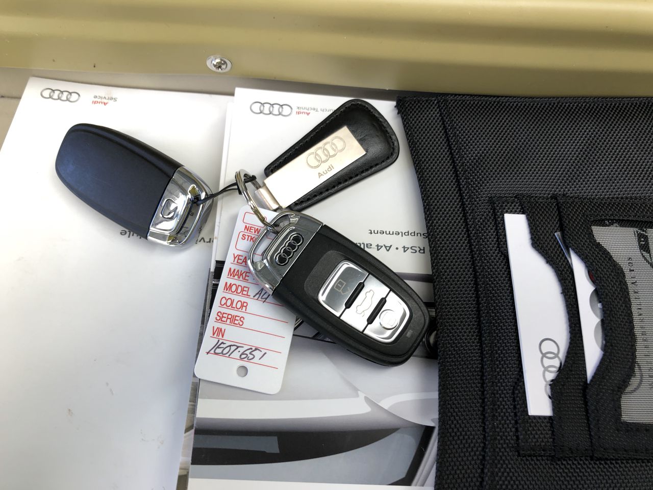 DYSON V8 Origin Extra Cordless Vacuum Cleaner, Blue. NB: Has been used, Not