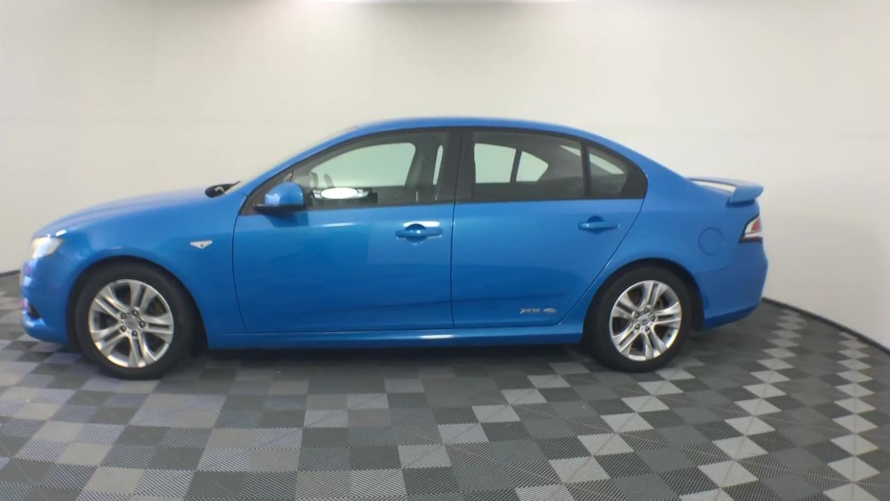 4 x WD-40 Non-Aerosol Trigger Spray, 330ml. N.B: Dented cans.