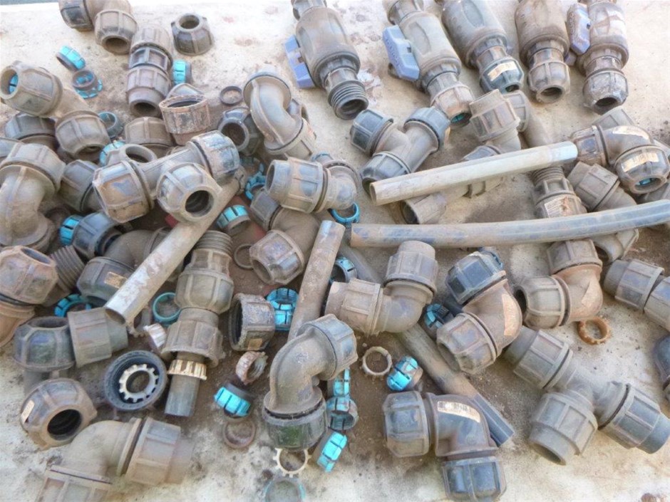2 Buckets of 25mm Poly Pipe Fittings Auction (00499016284) Grays Australia
