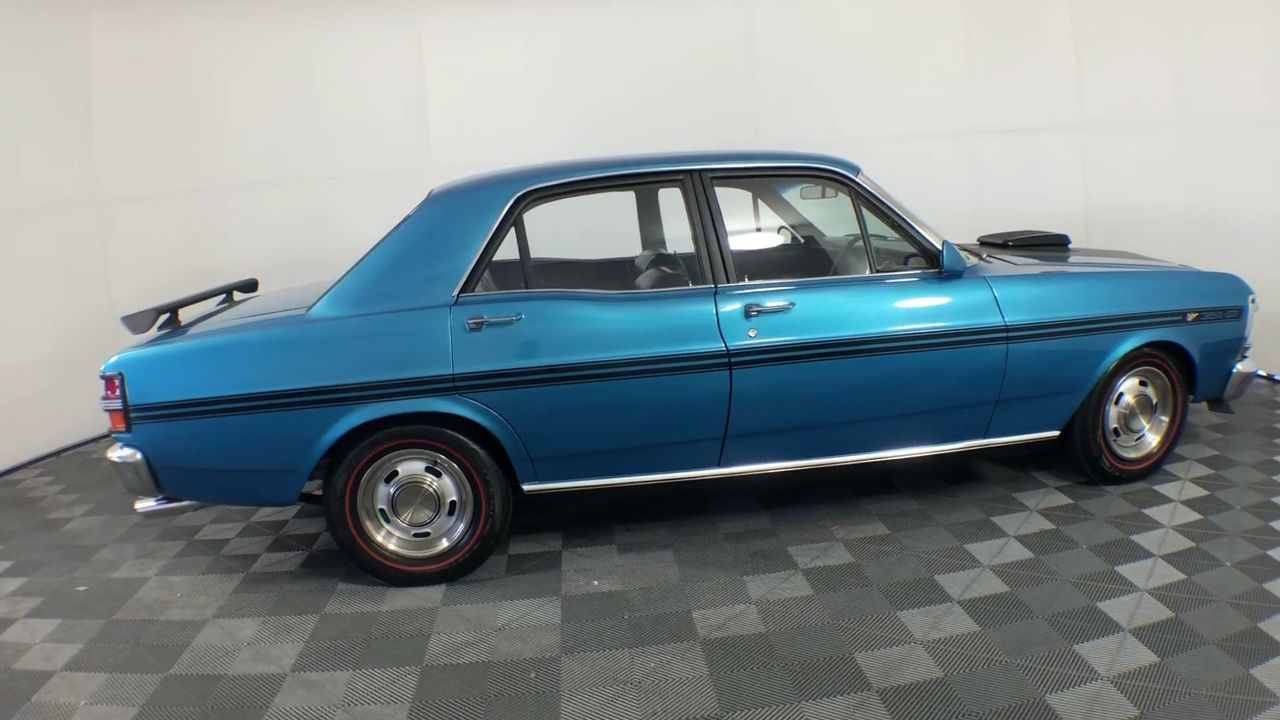 PHILIPS 3000 Handheld Steamer, Compact & Foldable, Dark Green (STH3020/70).