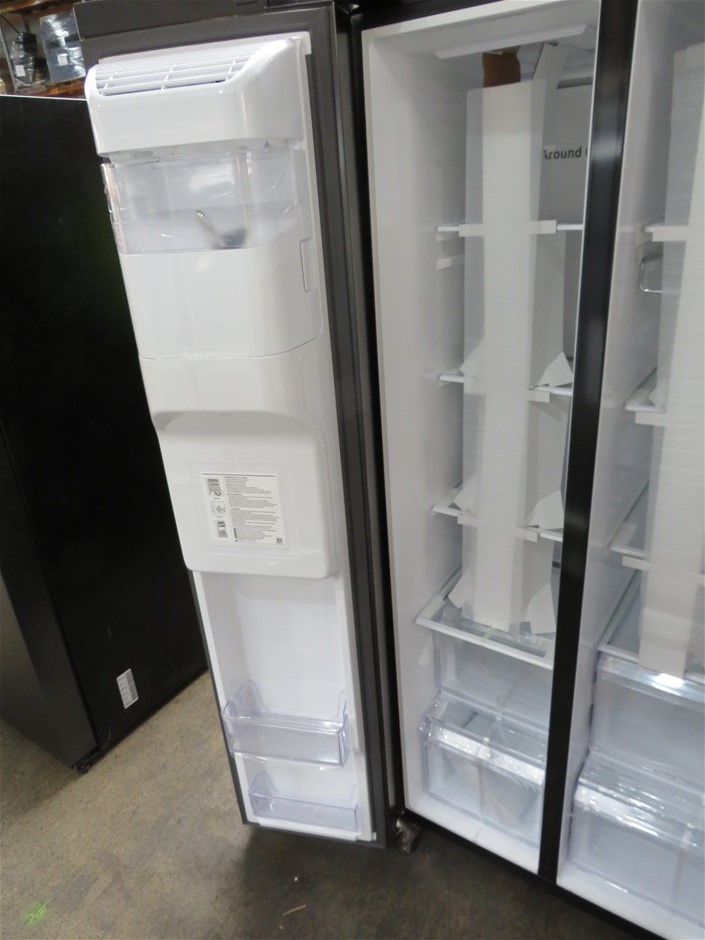 BIJ'OR - Round Pearl Stud Earrings in Purple - 8-9mm  RRP $49
