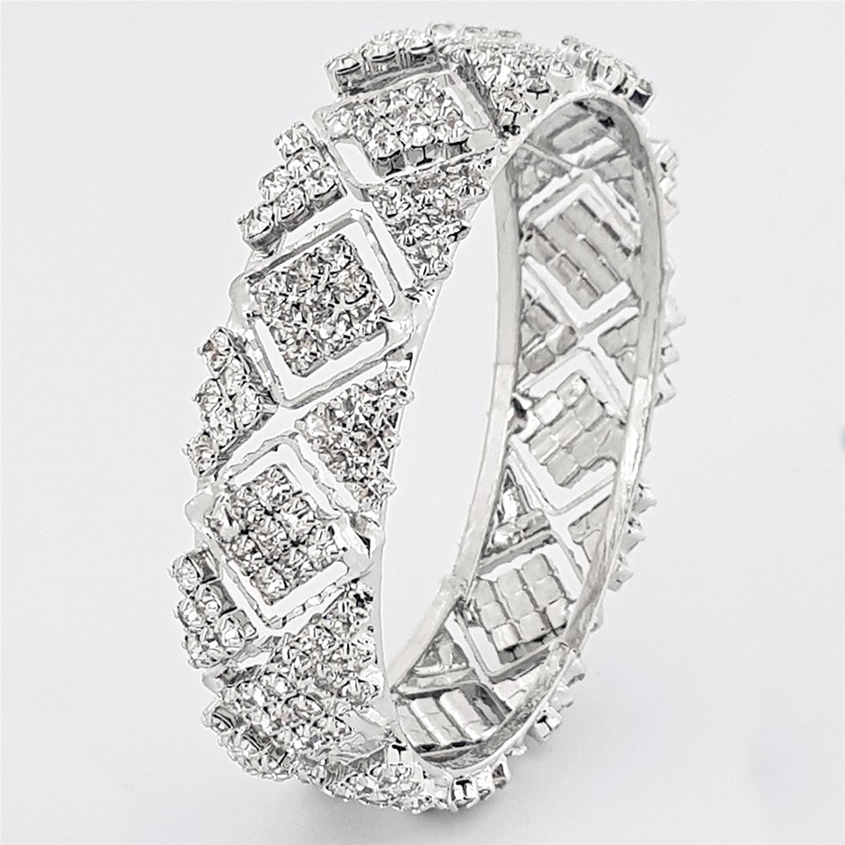 Replica Royal Ring - 16 Simulated Diamonds - US Size 7