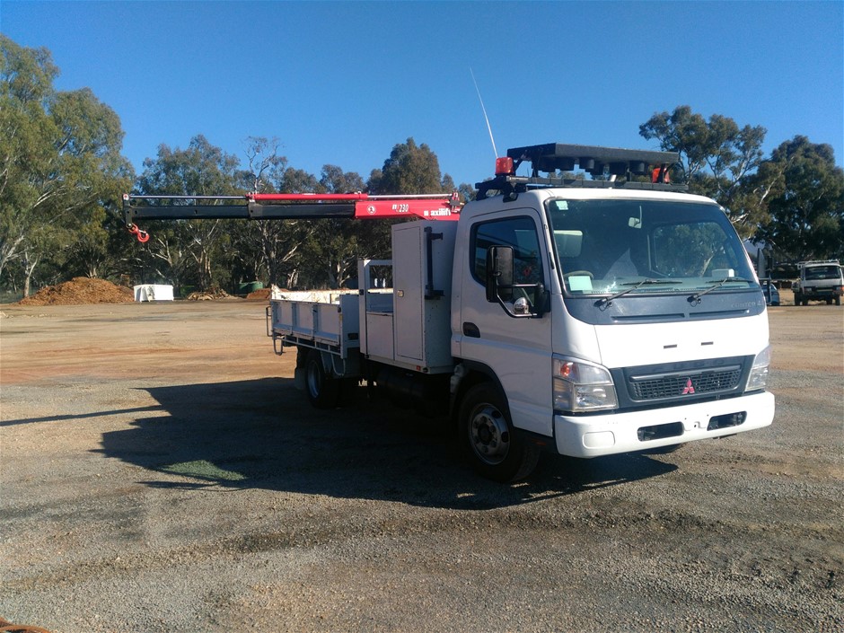 <p>2009 Model High Flow Hydraulics Tilting Bucket with stick rake and Palle