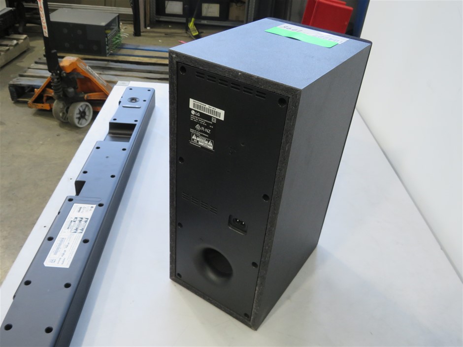 LG (SK6Y) Sound Bar and (SPK5BW) Subwoofer Auction (00232181885
