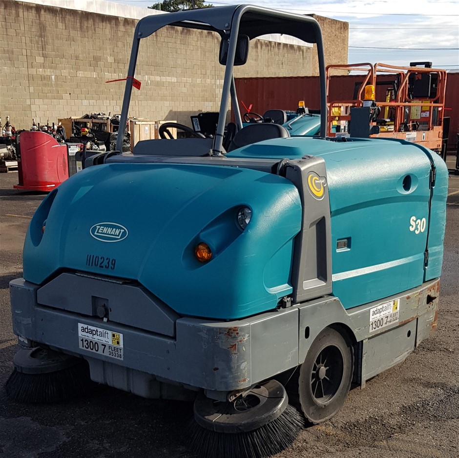 Tennant S30 Gas Ride On Floor Sweeper Auction (00145043478) Grays