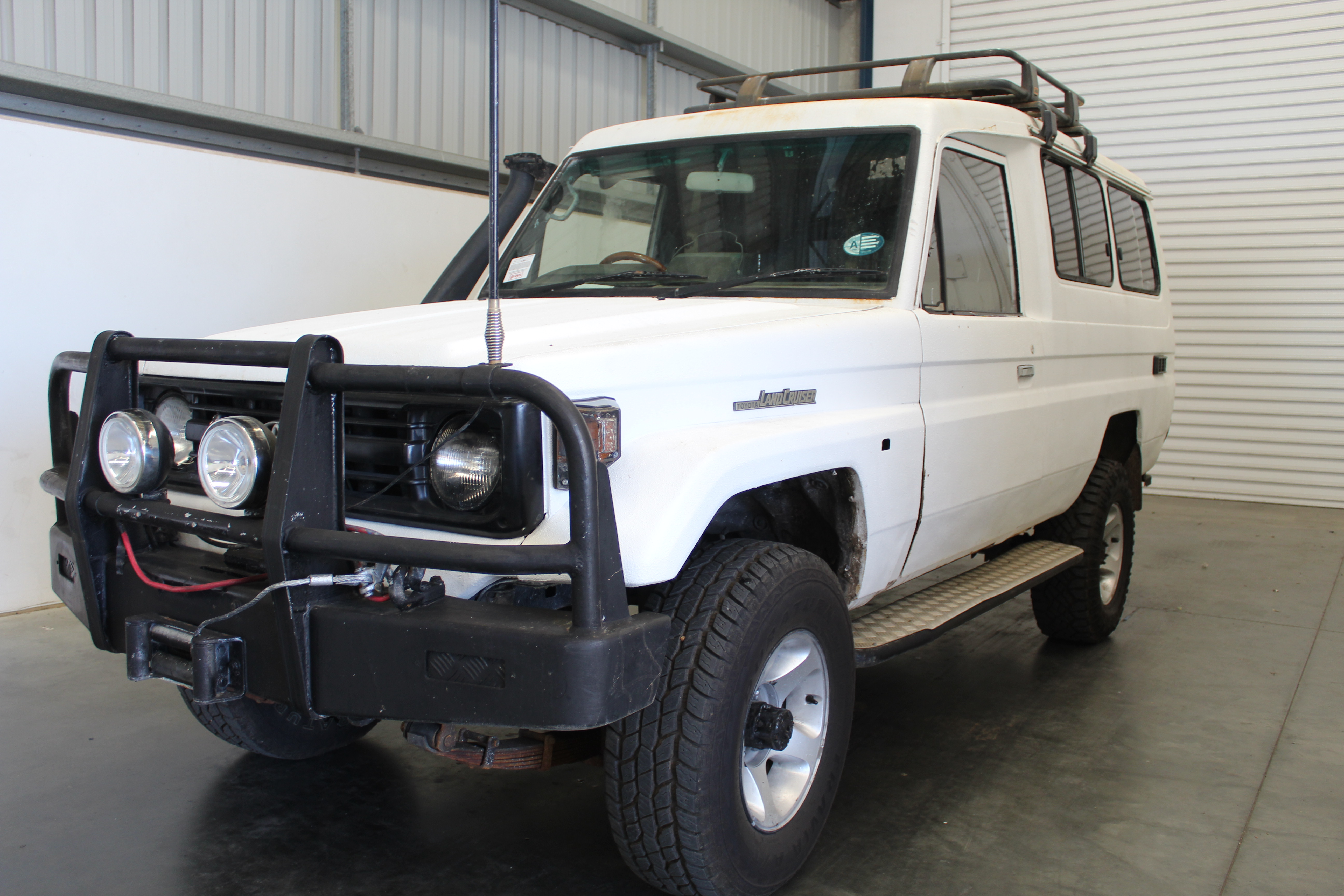 Toyota Landcruiser (4x4) 11 SEAT HZJ75 Manual Wagon Auction (0001 ...