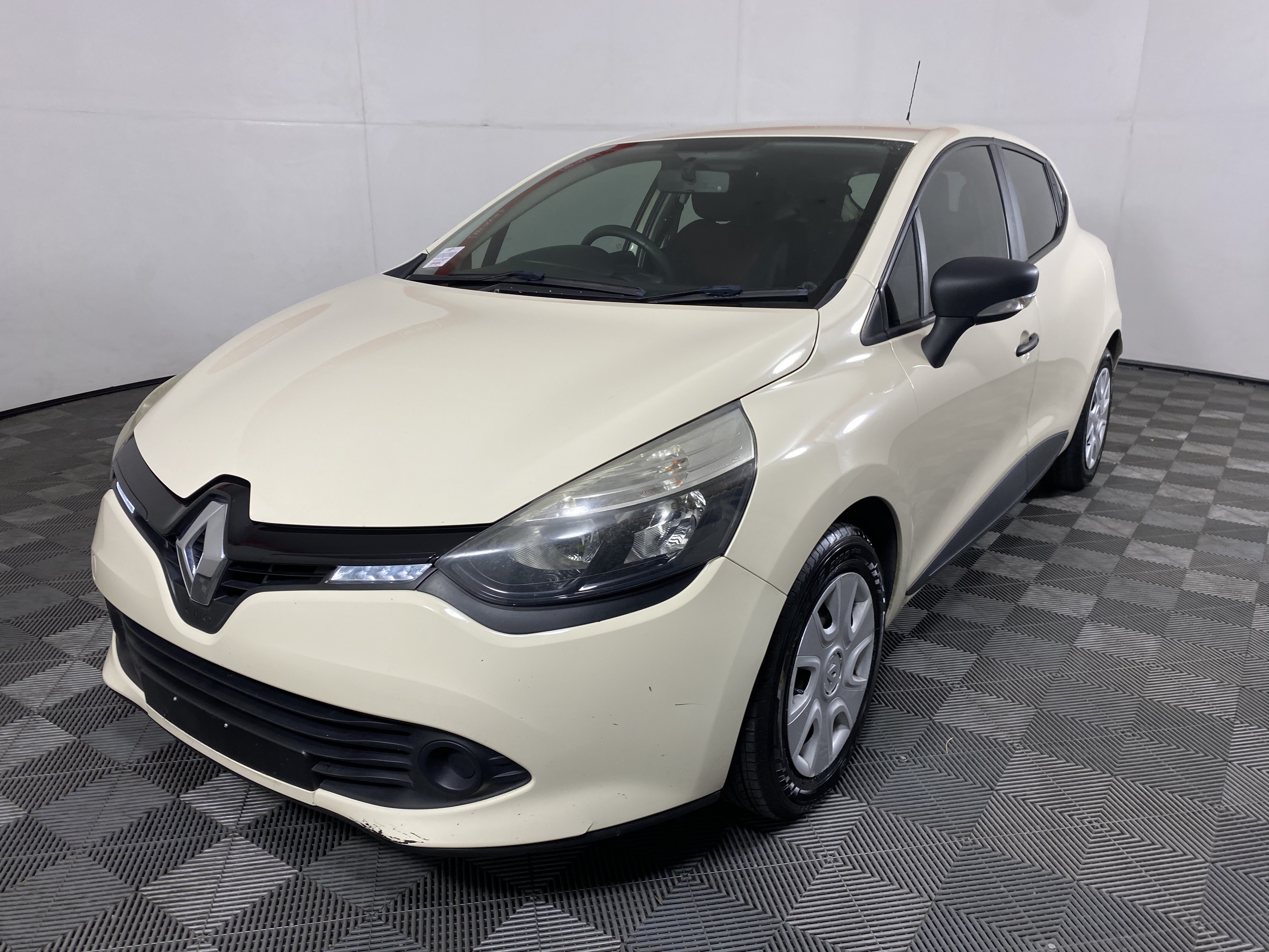 2015 Renault Clio Authentique Manual Hatchback Auction (0001-7799317 ...