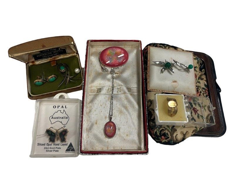 Assortment of Brooches Auction (00017039919) Grays Australia