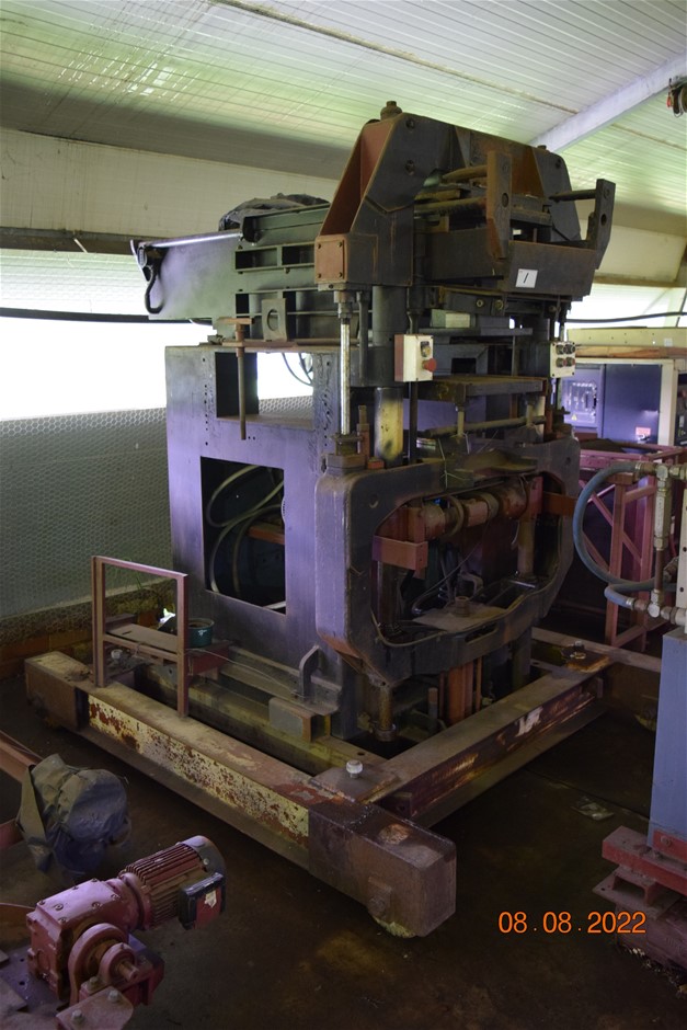 Columbia Manufacturing Electric/Hydraulic Block/Paving Making Machine