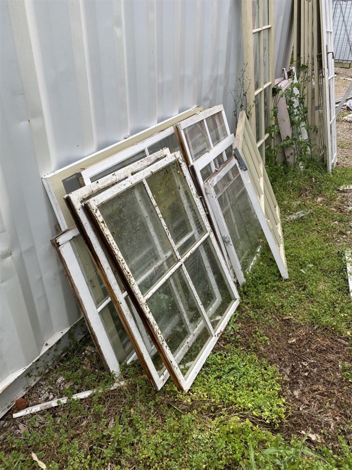 Lot of reclaimed second hand timber windows Auction (0125-5049941 ...