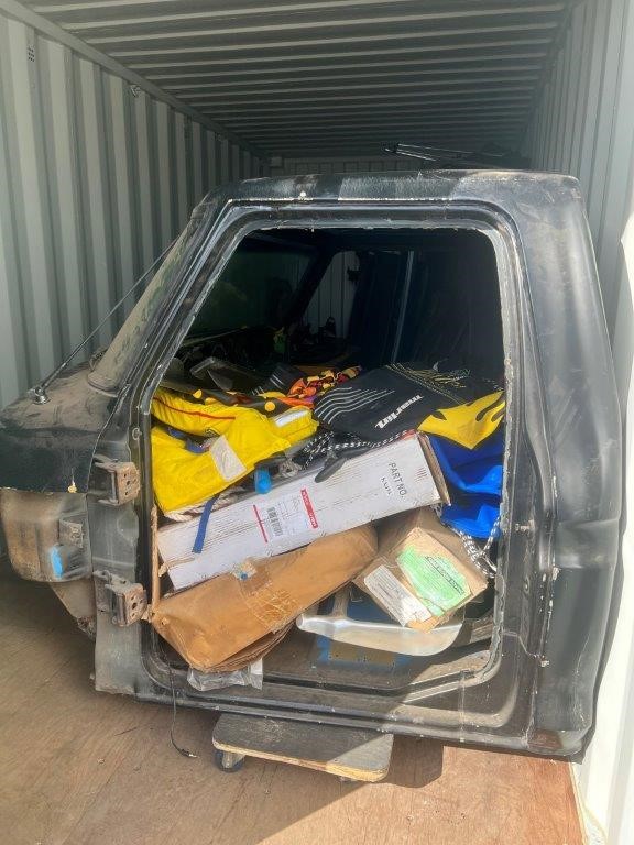 Entire contents of overdue storage including Auction (00023023393