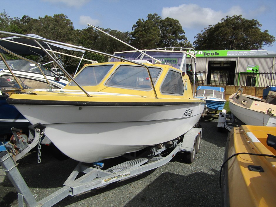 Haines Hunter Half Cabin Runabout Boat Auction (00645050548) Grays