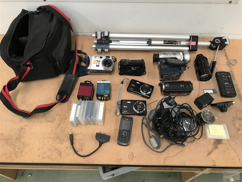 1 x Tub of Assorted Camera Equipment Auction (01573024202) Grays