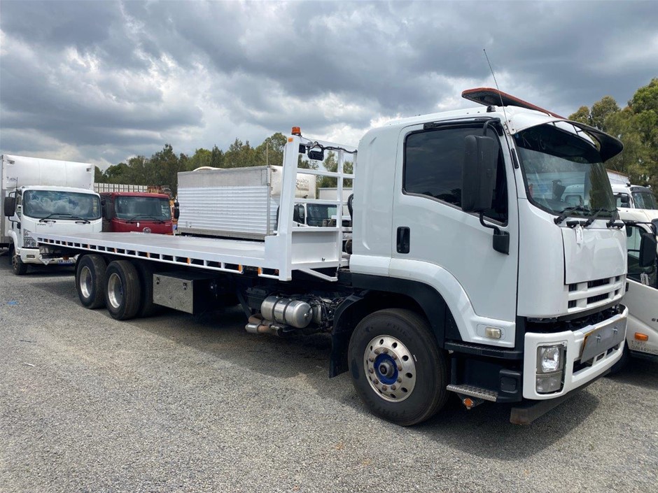 <p>2010 Isuzu FVL 6 x 2 Tilt Tray Truck</p>