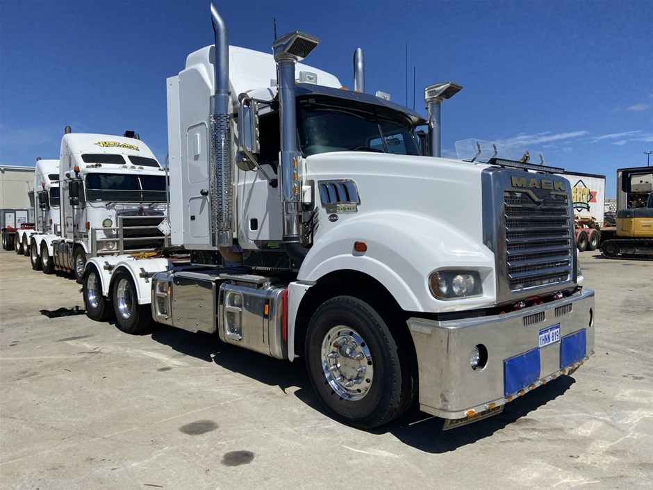 2017 Mack CLXT Super Liner 6 x 4 Prime Mover Truck