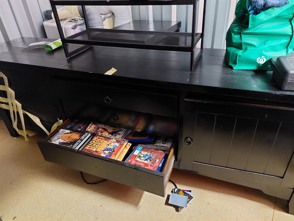 Entire contents of overdue storage including Auction (00033024654