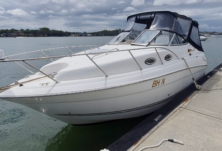 LARSON CABRIO 240 7.47m Power Cruiser