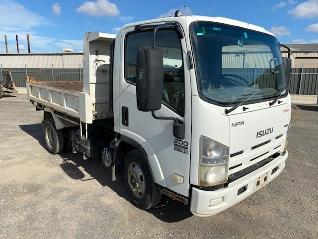 <p>2009 Isuzu NPR 200 Short 4 x 2 Tipper Truck</p>