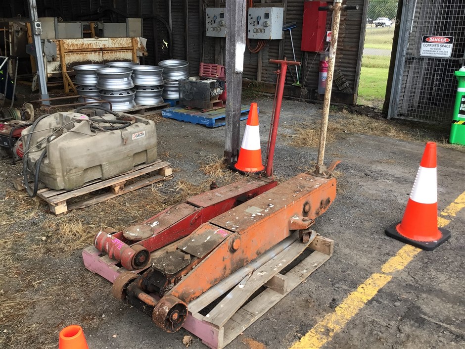 2 x Assorted Heavy Duty Truck Trolley Jacks Auction (00773024789
