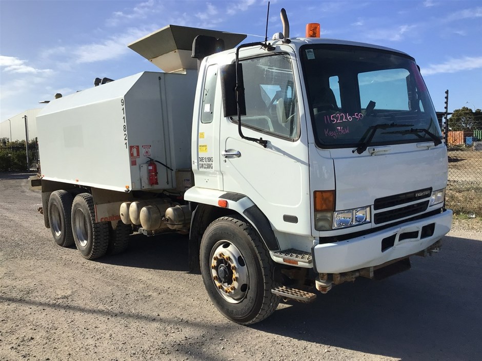 <p>2007 Mitsubishi Fighter (6 x 4) Water Truck</p>