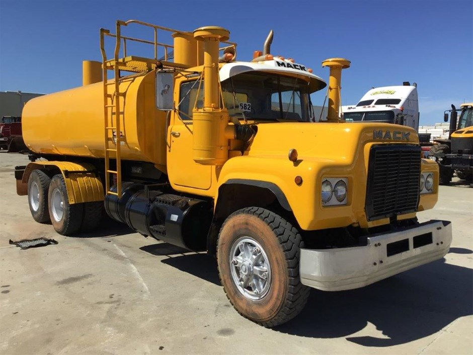 <p>1980 Mack R 6 x 4 Water Truck</p>