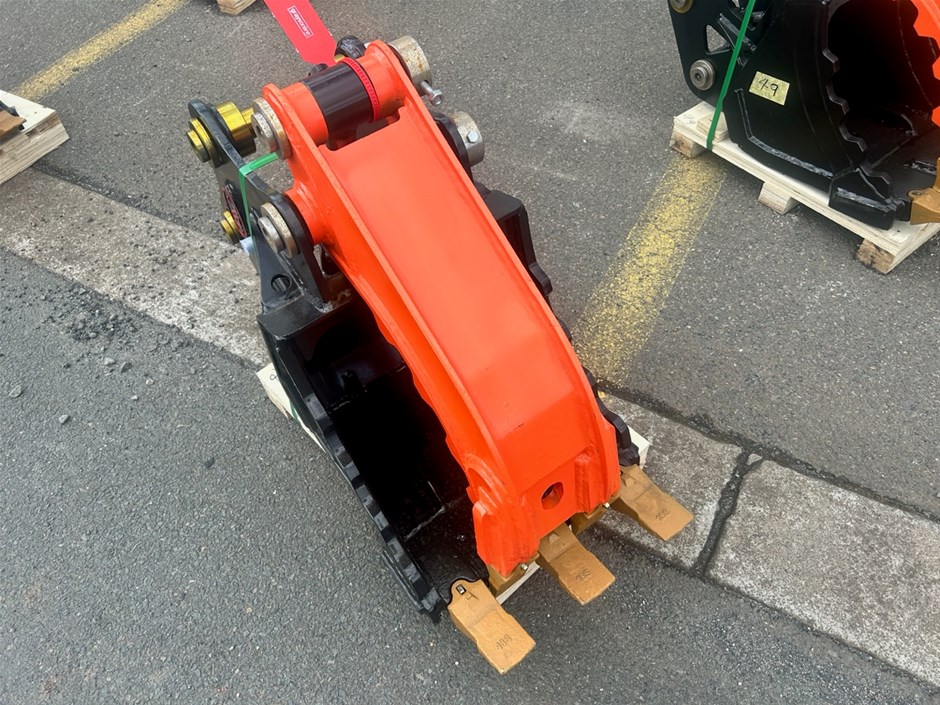 2023-unused-thumb-bucket-to-suit-2-4-ton-excavator-auction-0014