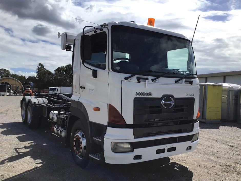 2005 Hino 700.  FS1E 6 x 4 Hooklift Truck