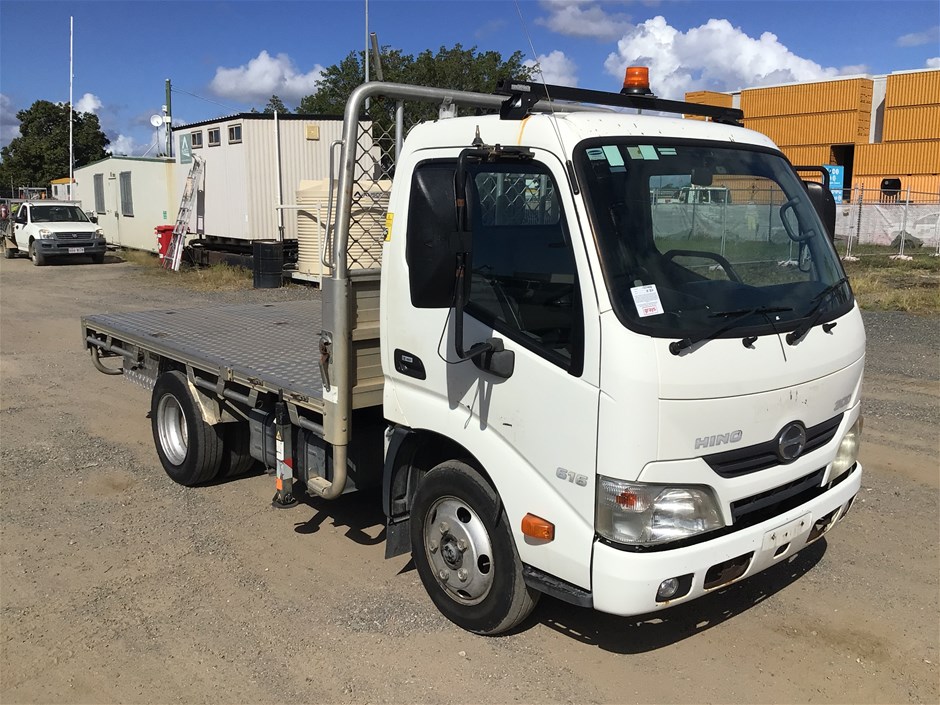 <p>2014 Hino 300 4 x 2 Tray Body Truck</p>