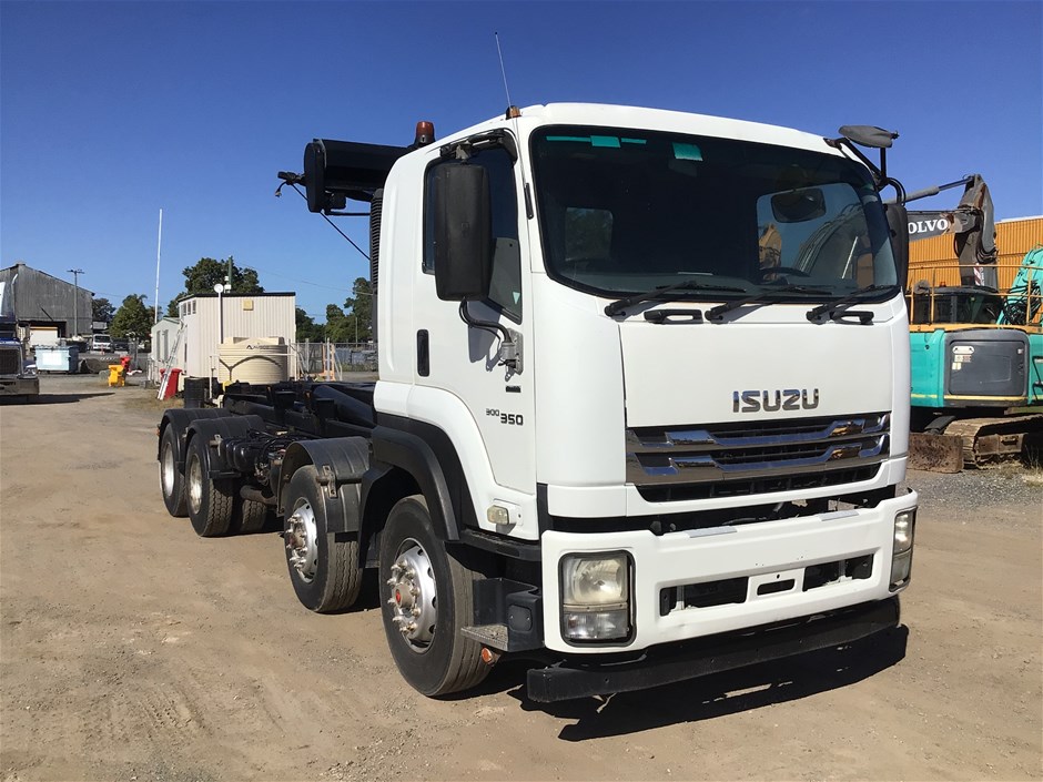 2013 Isuzu FYH 8 x 4 Hooklift Truck