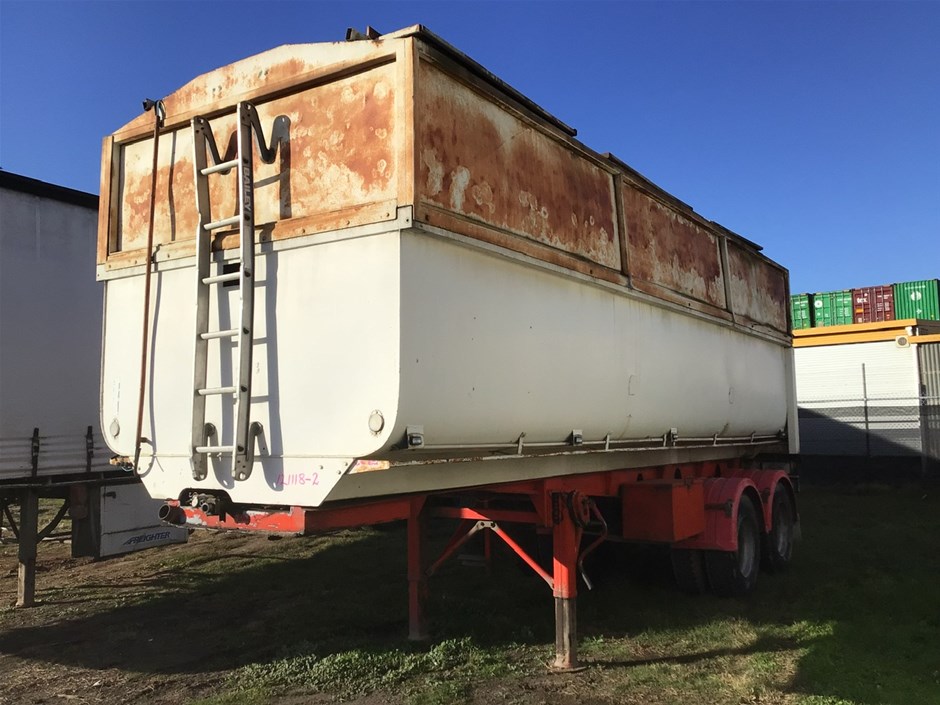 <p>1982 Panther Tandem Axle Tipper Trailer</p>