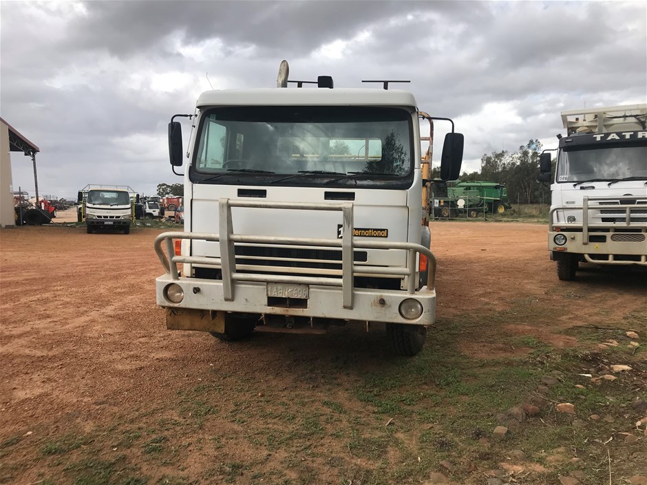 <p>1997 International ACCO 2350 G 6 x 4 Tray Body Truck</p>