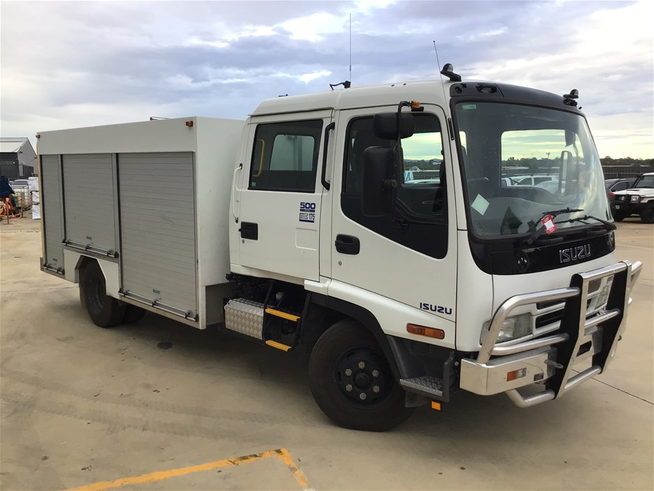 Unreserved 2001 Isuzu FRR550 4x2 Service Truck    