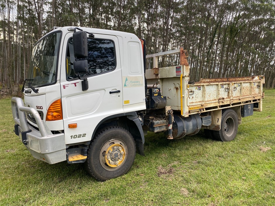 2010 Hino FT 1022 4WD Tipper Crane Truck Auction (00035052933) Grays Australia