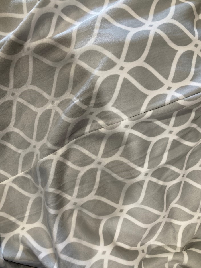 BROOKSTONE Huge XL Blanket, 300cm x 300cm, Grey/White. Auction |  GraysOnline Australia