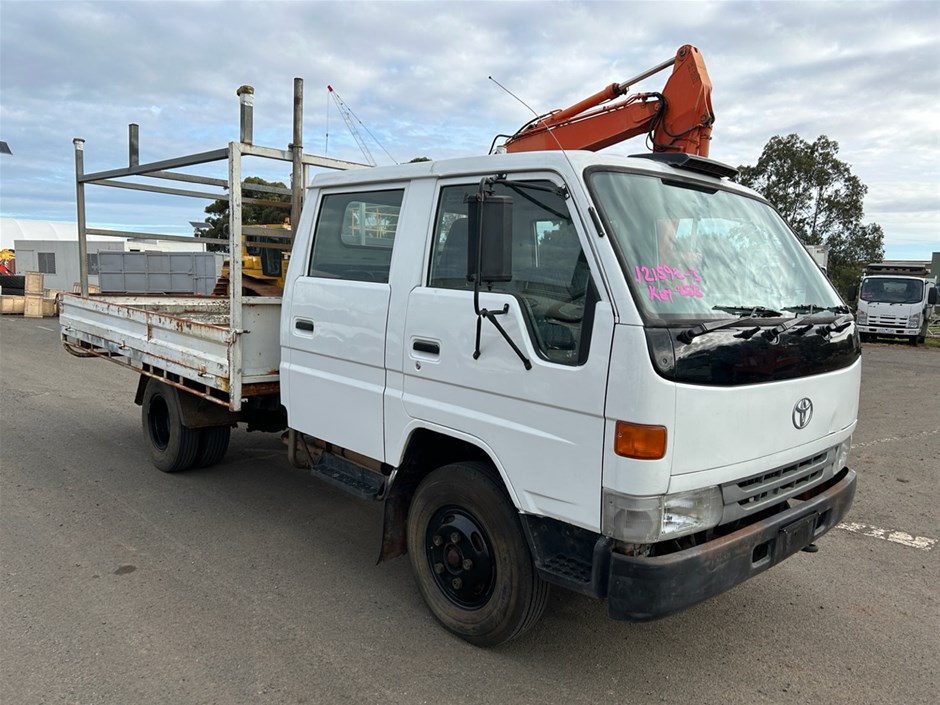 Unreserved 2000 Toyota Dyna (4 x 2) Crew Cab Tray Body Truck