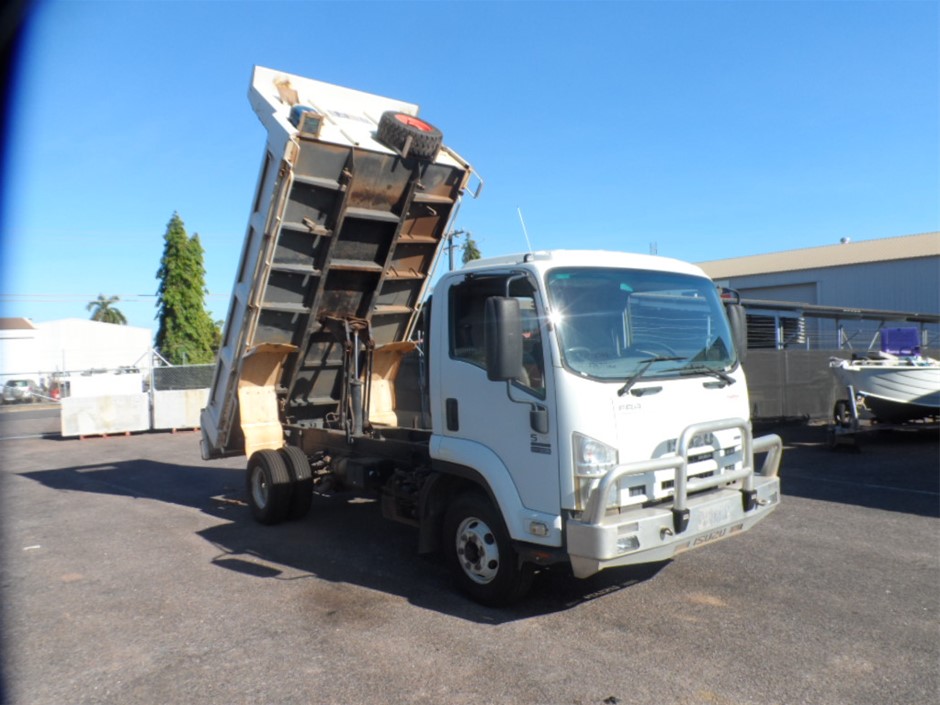 Isuzu Tipper, Bobcat, Plant Trailer and Ramps