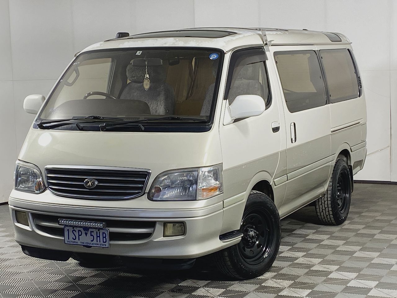 Toyota hiace van 2000 sales model