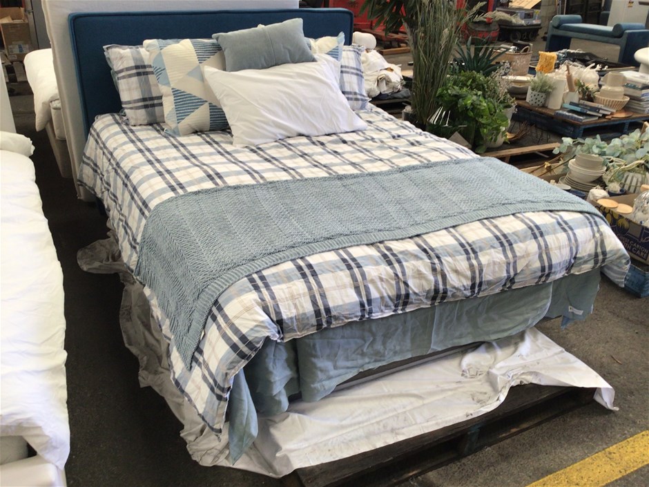 Queen Bed Ensemble with Quilt Auction (00117047813) Grays Australia