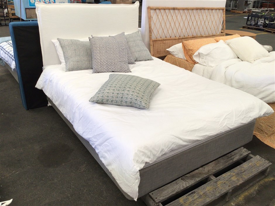 Queen Bed Ensemble with Quilt Auction (00127047813) Grays Australia