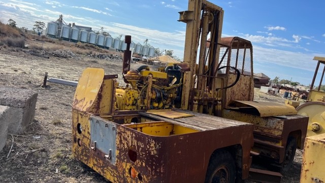 Side Loader & Rough Terrain Forklifts