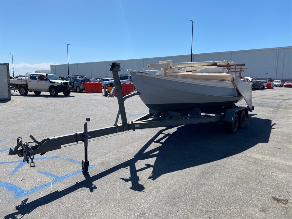 TRAILER SAILOR SAIL BOAT - NO RESERVE