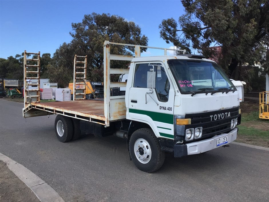 No Reserve: 1985 Toyota Dyna 400 4 x 2 Beavertail Truck