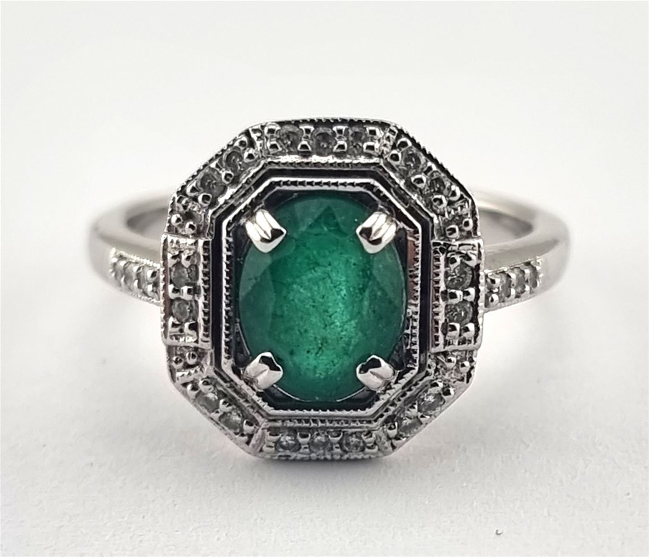 WHITE GOLD DIAMOND AND EMERALD RING Auction (0001-2557371) | Grays ...