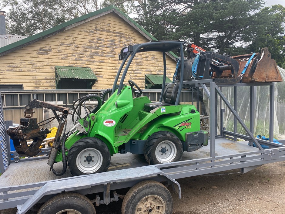 2010 Avant 420 Mini Loader, Attachments & Trailer Package