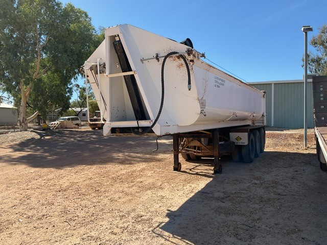 Earthmoving, Trucks, Machinery and Attachments