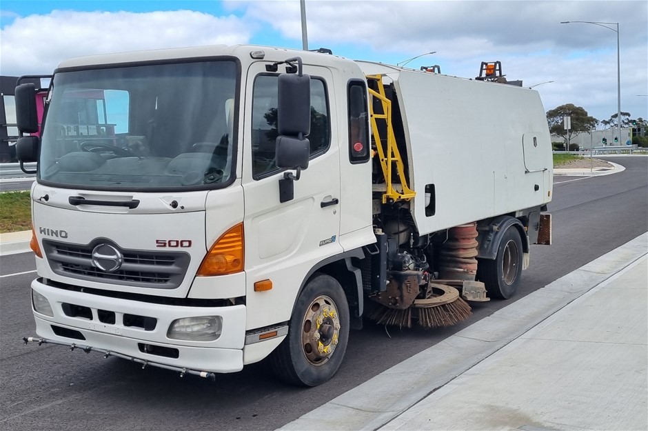 2013 Hino FE 500 – 1426, Dual Control & Circa 2011 VTS Tank