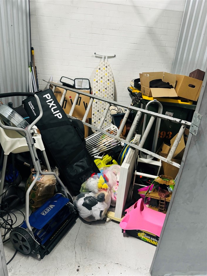 Entire contents of overdue storage including Auction (00015055496